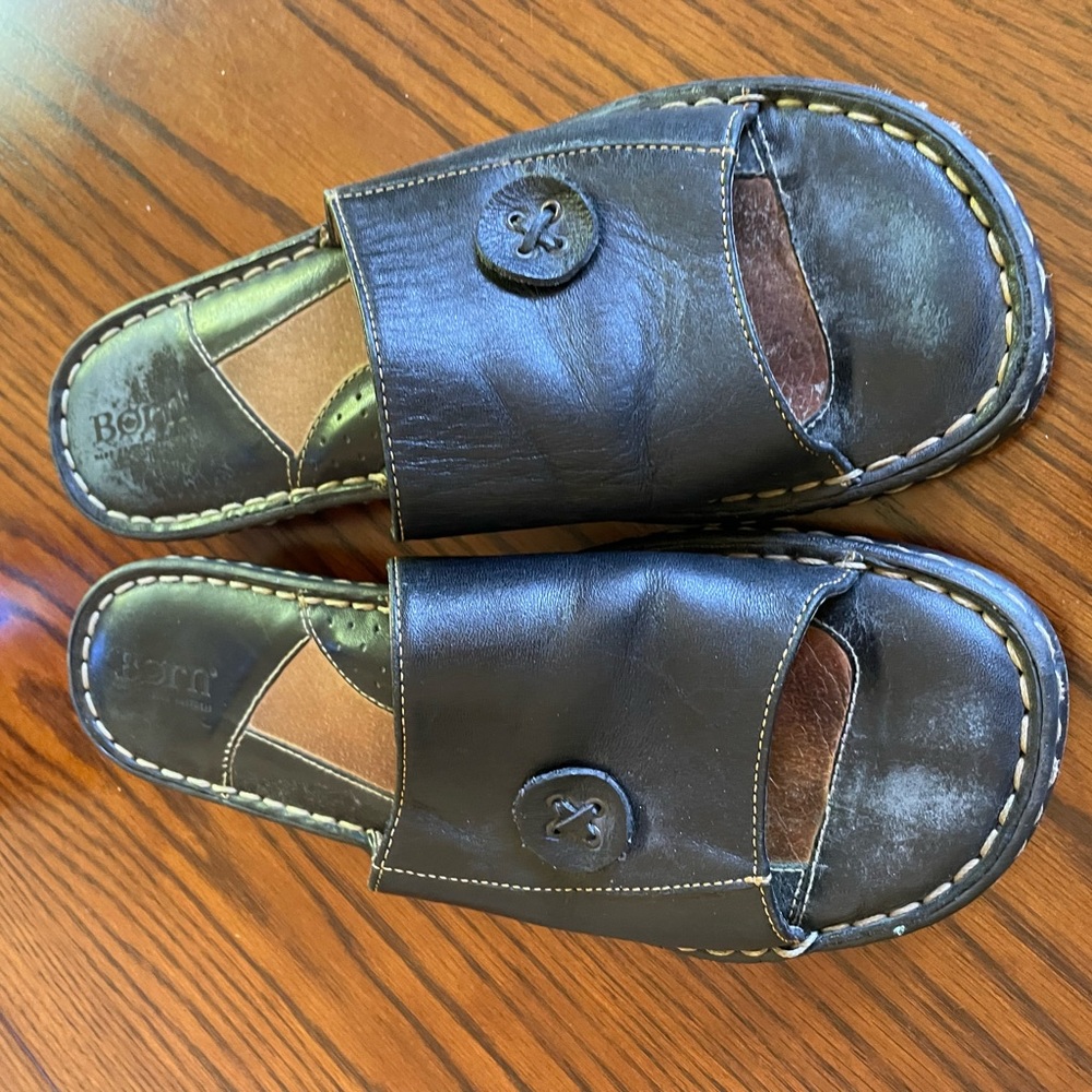 Vintage Black Born vintage leather slides in 8/39 M/W.